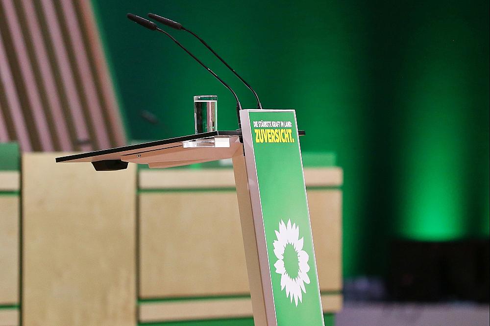 Rednerpult bei Grünen-Parteitag (Archiv)
