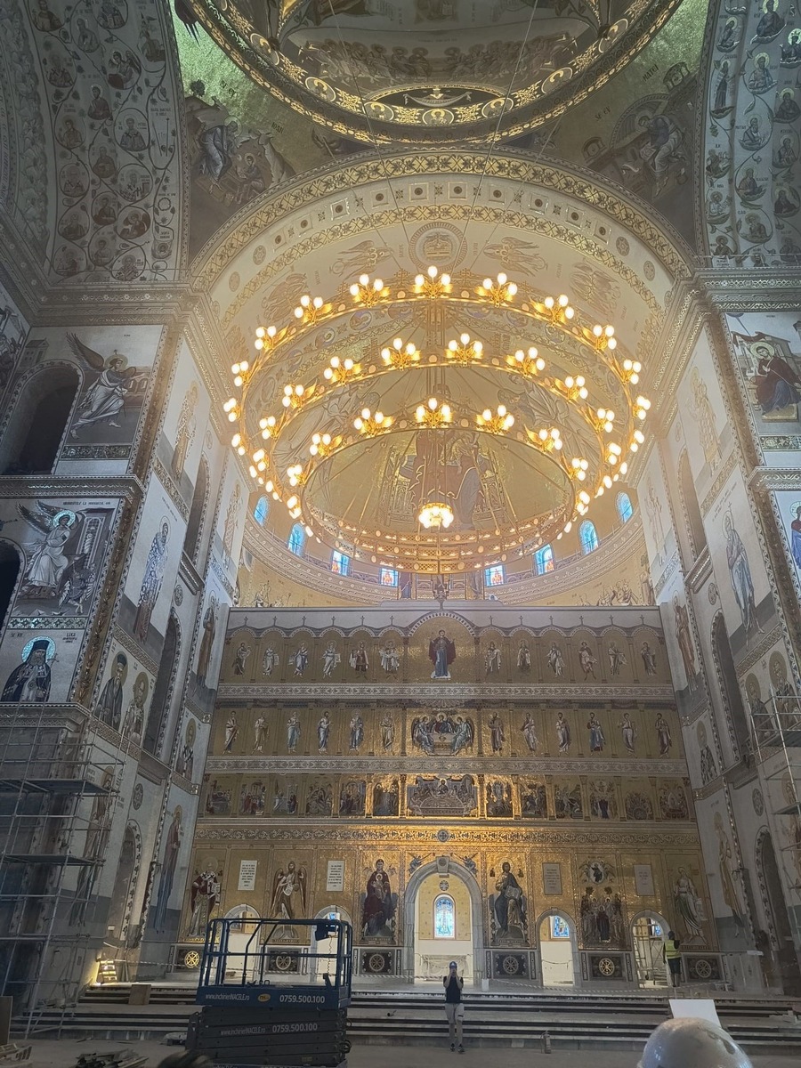 8,5 Meter Durchmesser und 1,8 Tonnen Gewicht: ORION fertigt monumentale Großleuchten für Kathedrale in Bukarest presseportal.de