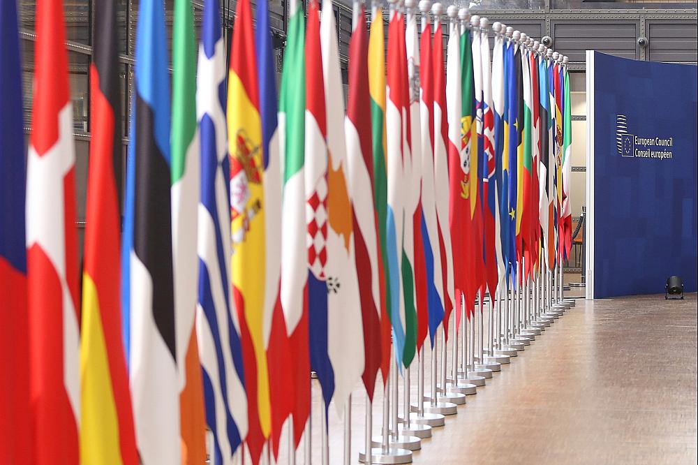 Fahnen der EU-Mitgliedsländer beim Europäischen Rat am 23.10.2025 über dts Nachrichtenagentur