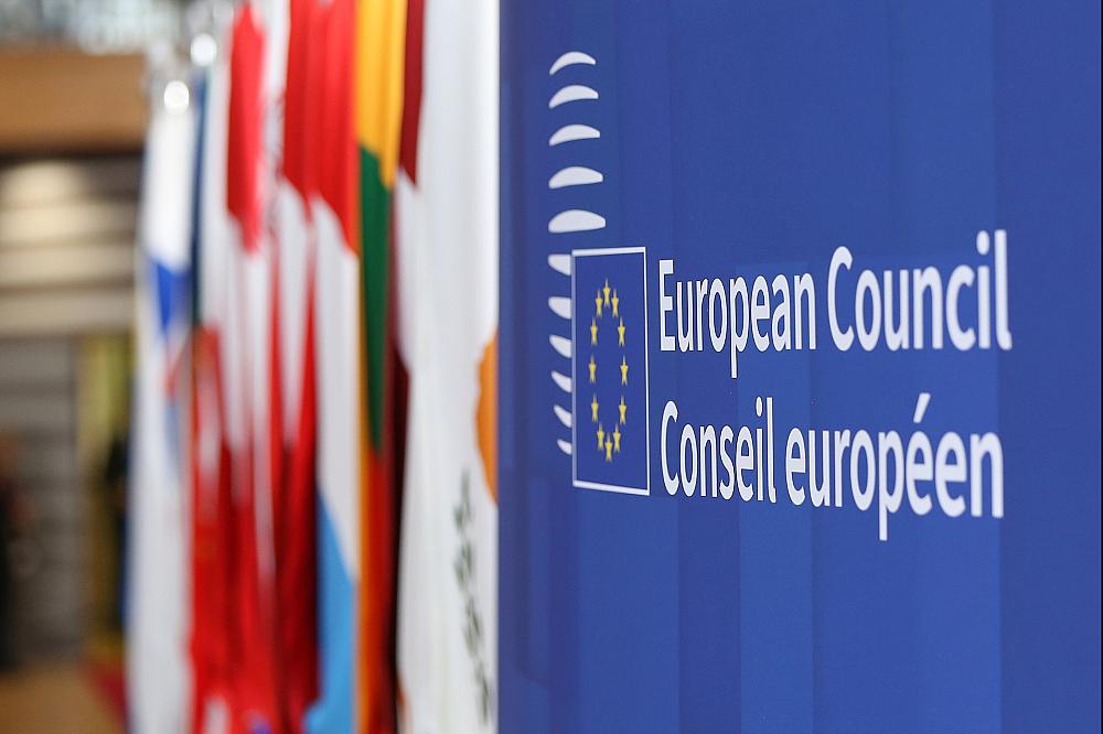 Fahnen der EU-Mitgliedsländer beim Europäischen Rat am 23.10.2025