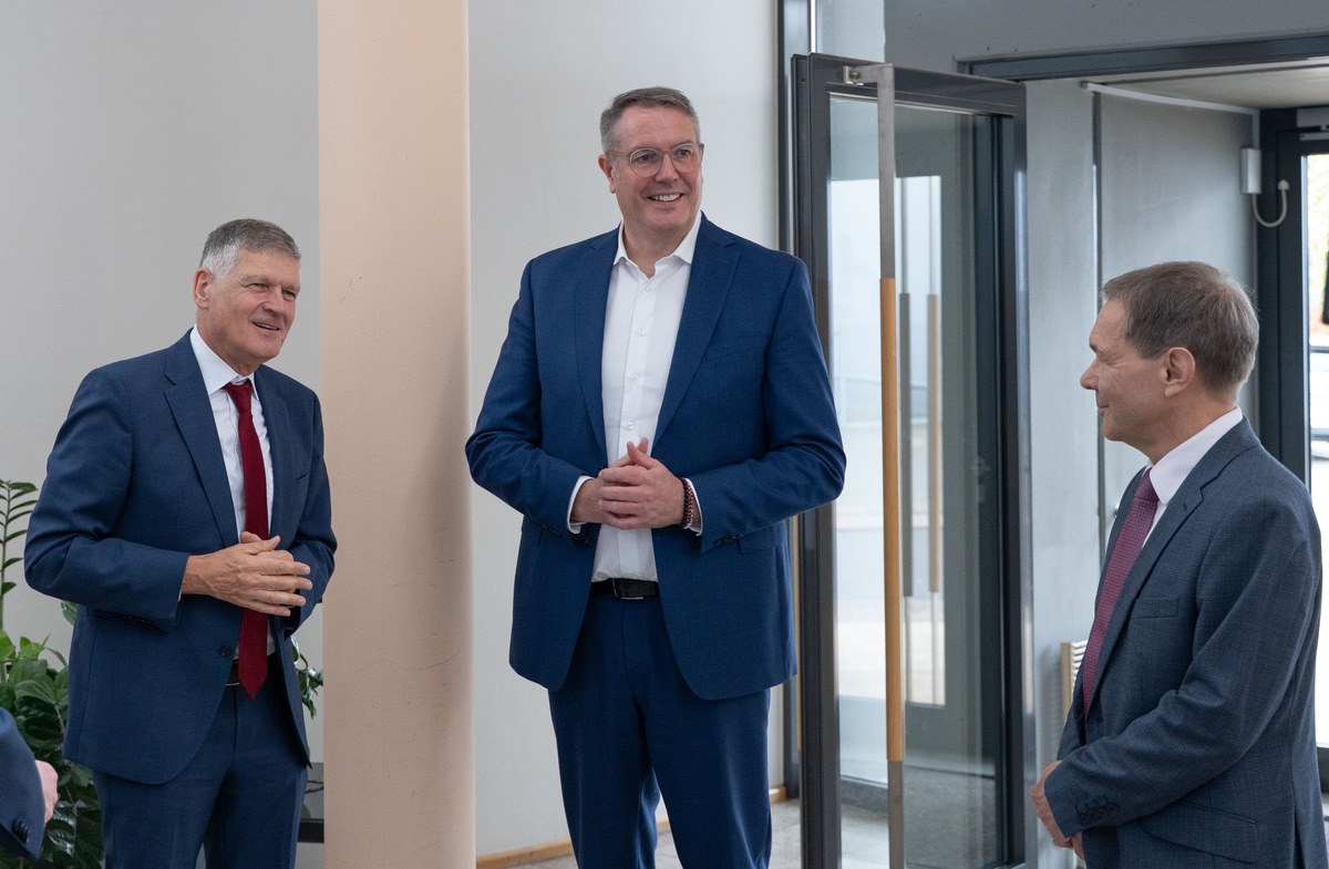 Ministerpräsident Schweitzer besucht und lobt Vereinigte Lohnsteuerhilfe