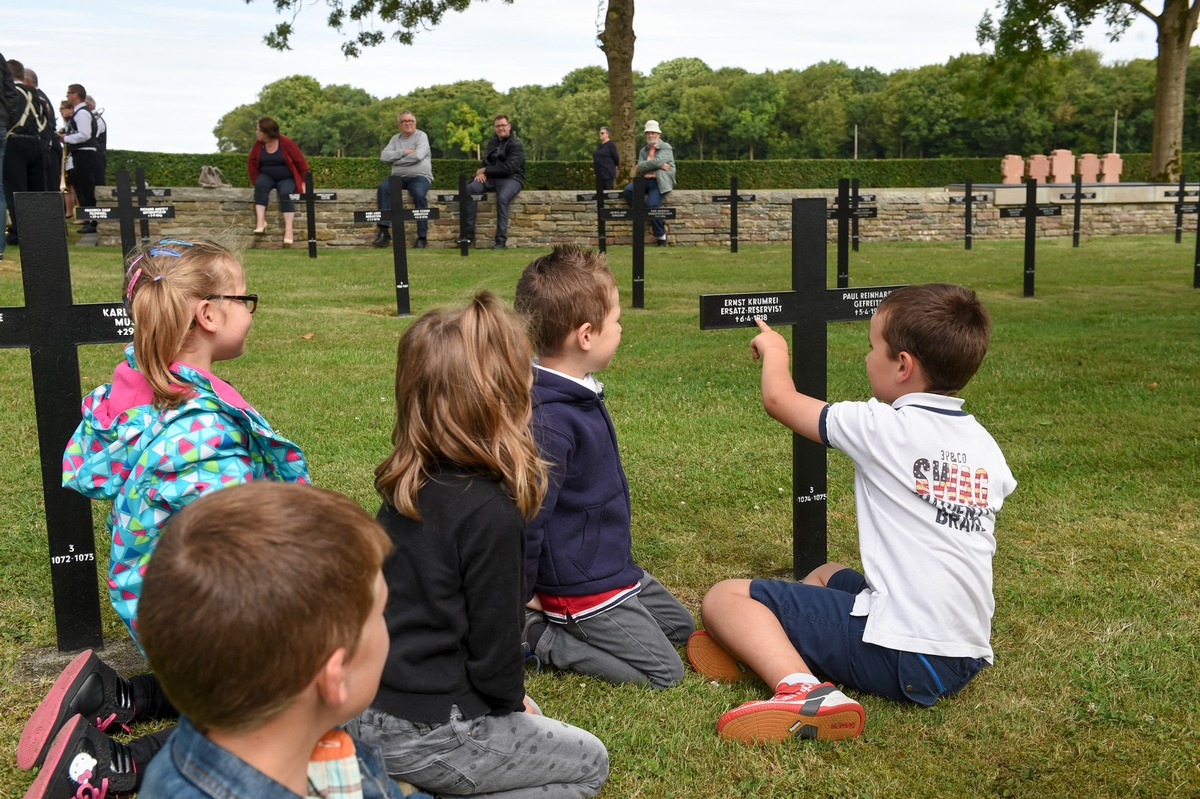 Traurig sein, um zu lernen - Volkstrauertag für Kinder erklärt