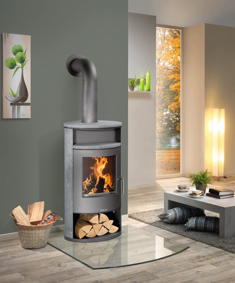 Kaminofen mit doppelter Wirkung: Atmosphäre im Raum, Wärme im ganzen Haus presseportal.de