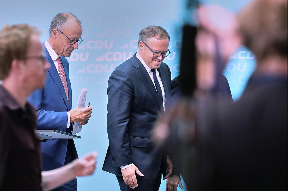 Friedrich Merz und Mario Voigt (Archiv)