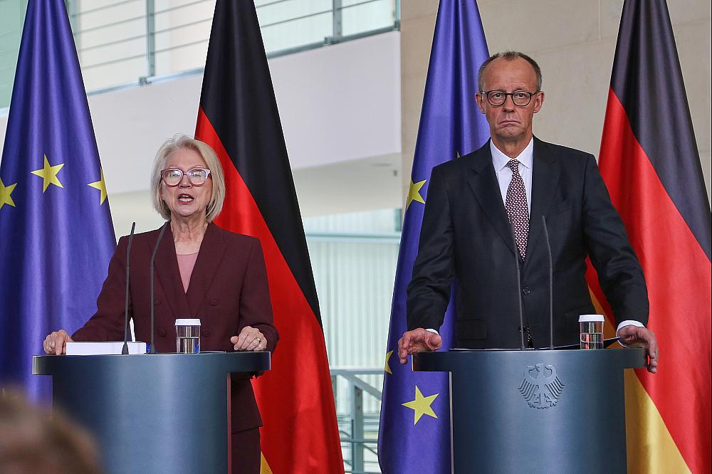 Monika Schnitzer und Friedrich Merz am 12.11.2025 über dts Nachrichtenagentur