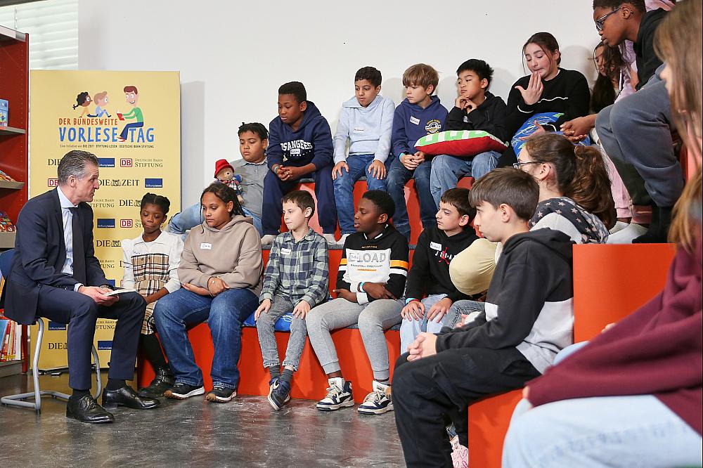 Thorsten Frei liest aus einem Kinderbuch am 21.11.2025 über dts Nachrichtenagentur