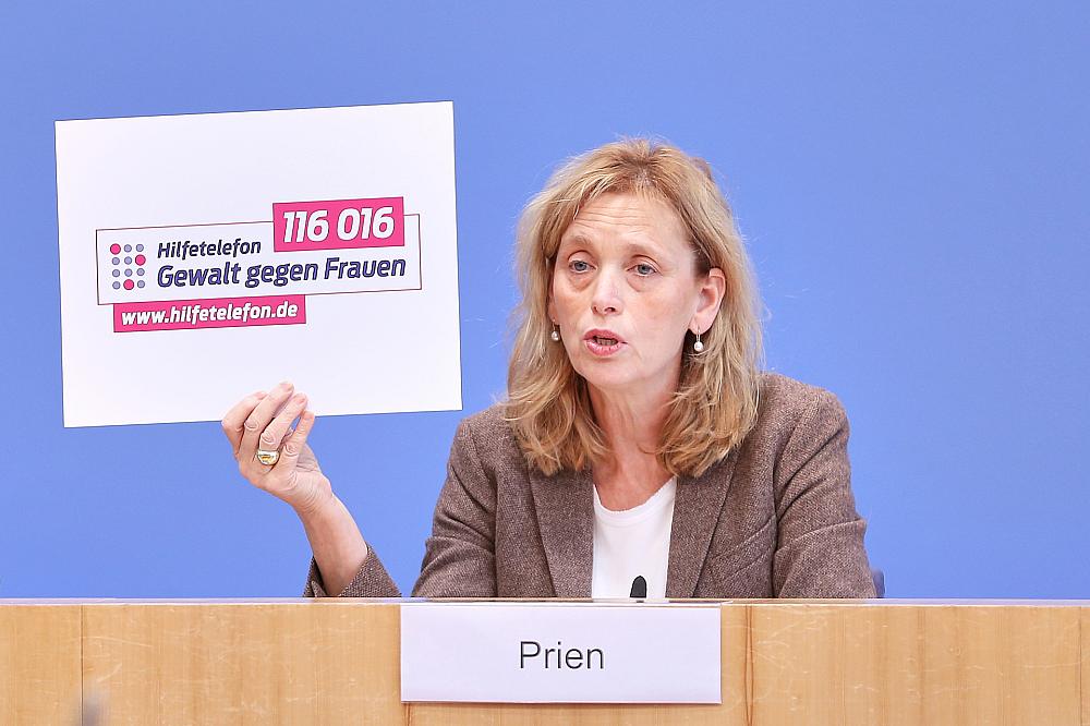 Karin Prien verlangt entschiedene Antworten auf Femizide