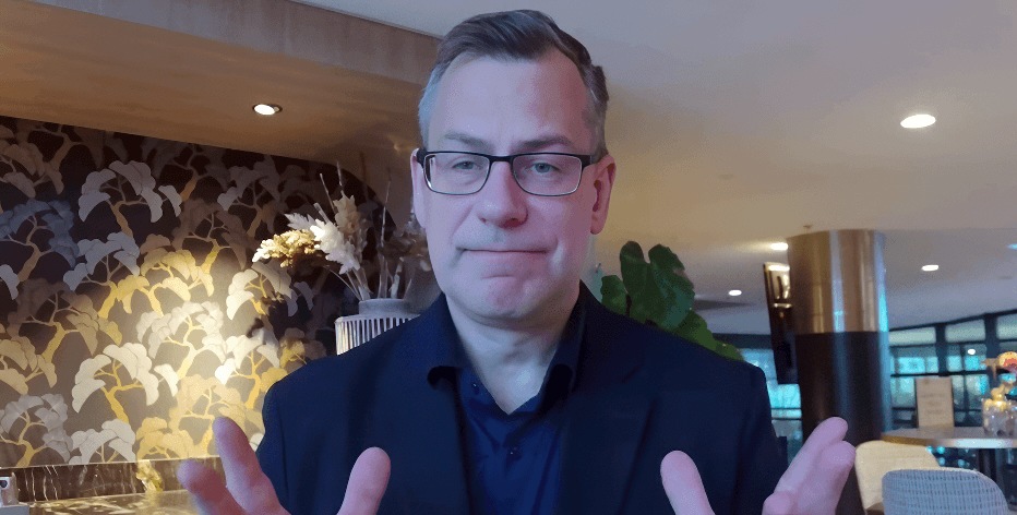 Europaweit startet erste KI als Gastprofessur an der AKAD University presseportal.de