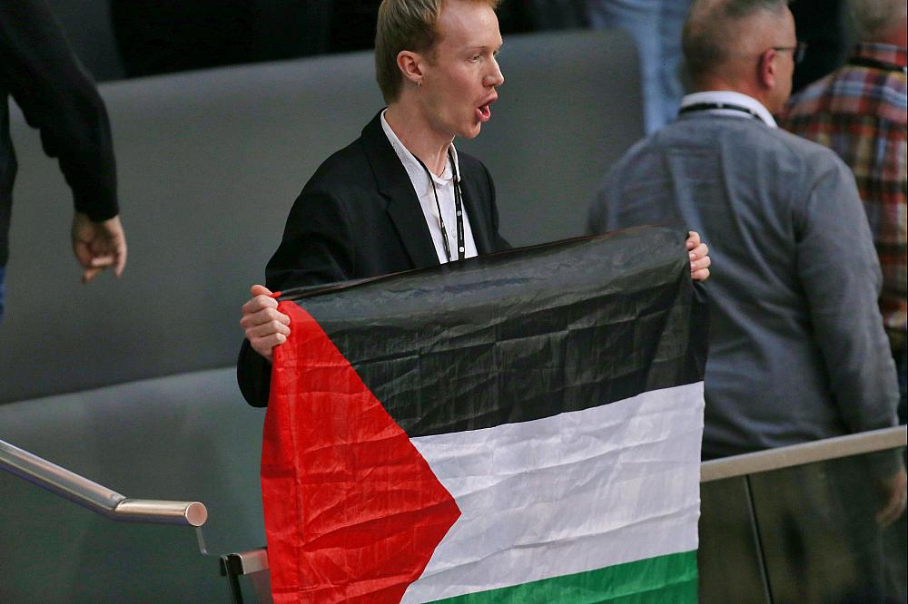 Besucher stört Bundestagssitzung mit Pro-Palästina-Protest am 26.11.2025 über dts Nachrichtenagentur