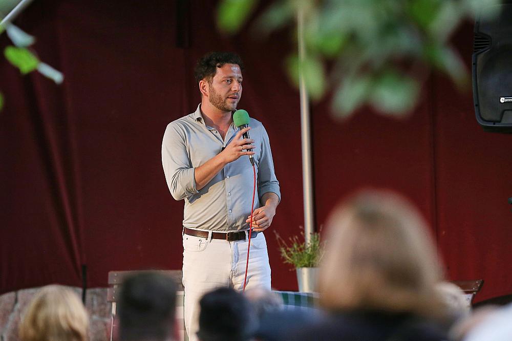 Grünen-Vorsitzender Banaszak drängt auf Eigenständigkeit der Partei und nimmt Stellung gegen Vorwürfe