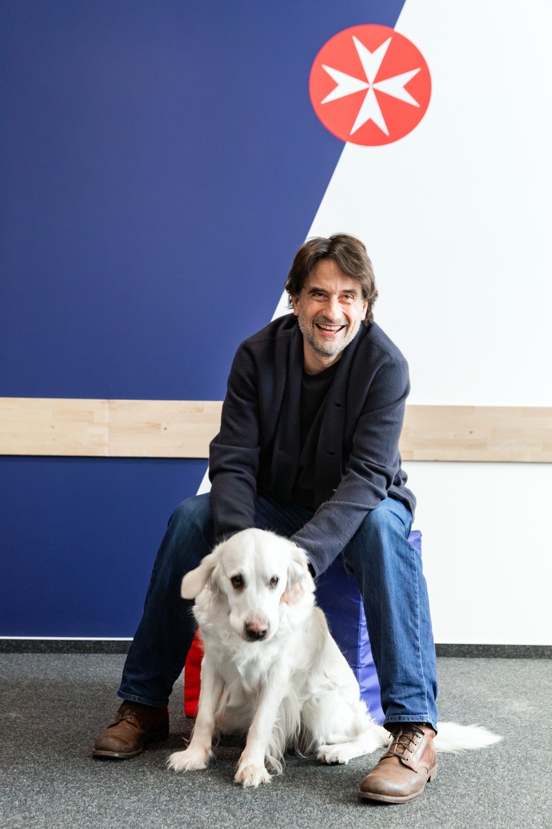 Prominente Unterstützung für Johanniter-Lesehunde / Schauspieler Oliver Mommsen übernimmt Lesehundepatenschaft