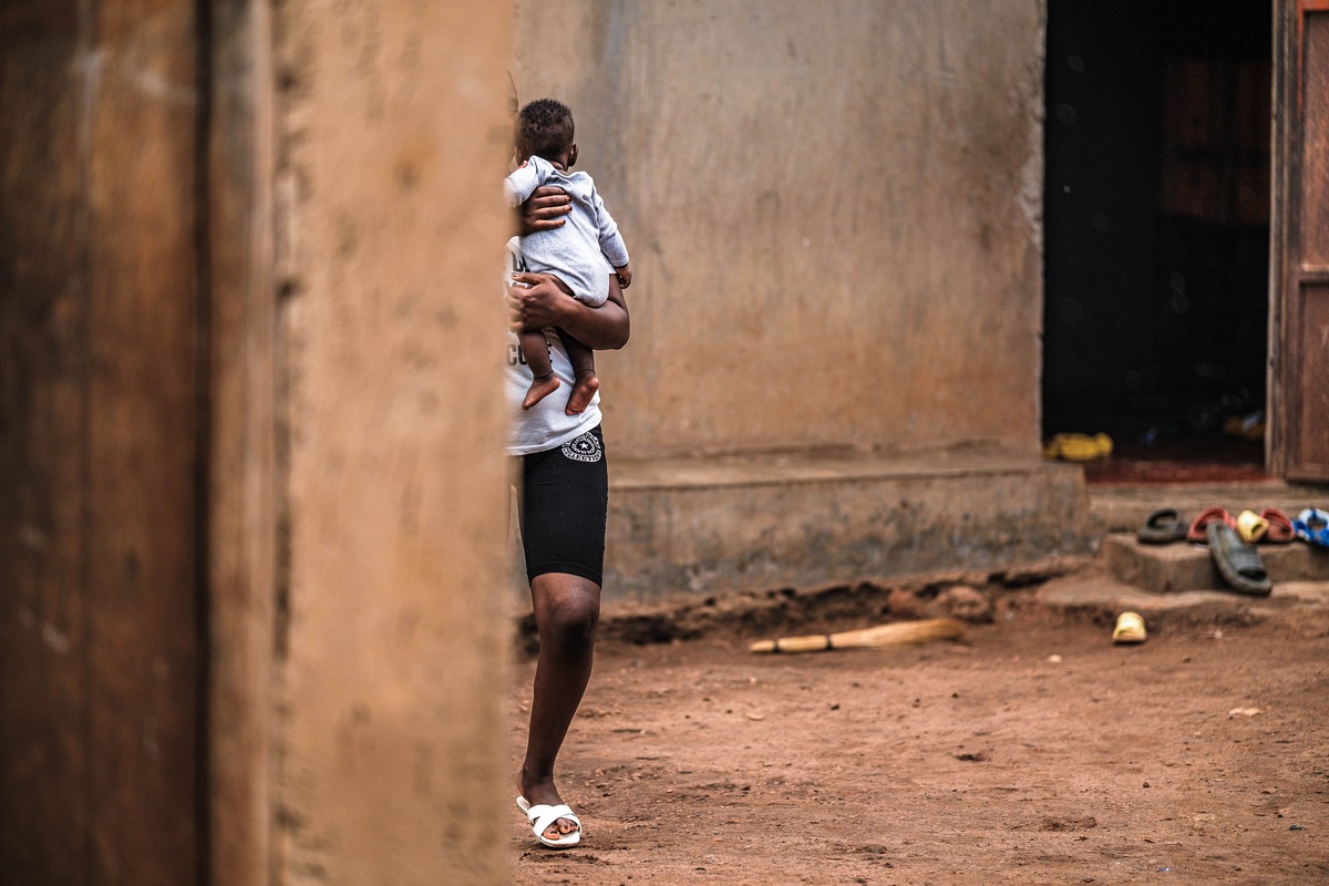 Welt-Aids-Tag 2025 / Rückschritt auf Kosten der Frauen und Kinder / Massive Kürzungen gefährden die Bekämpfung von HIV und Aids - und zahllose Menschenleben presseportal.de