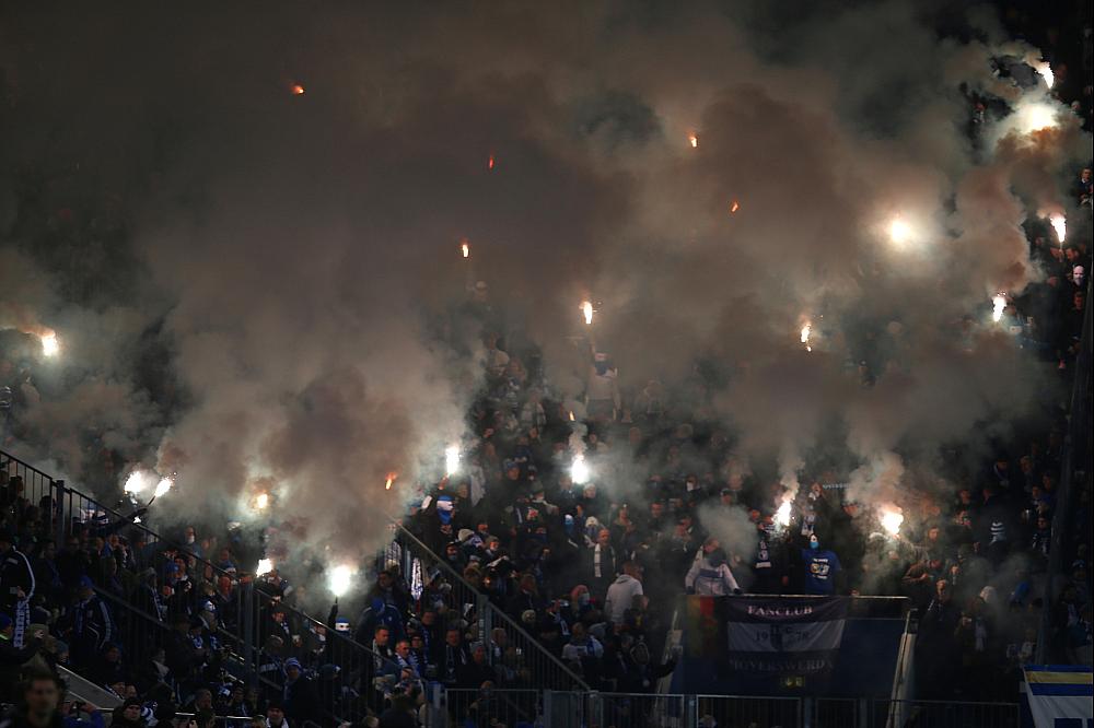 Fans mit Pyrotechnik am 29.11.2025