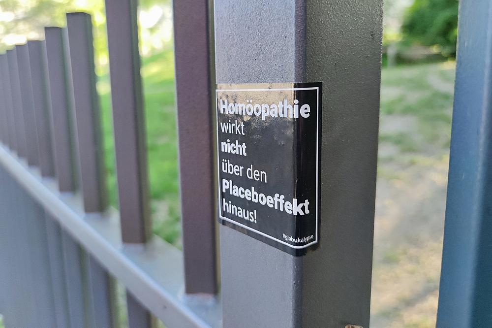 Aufkleber-Kampagne gegen Homöopathie (Archiv)