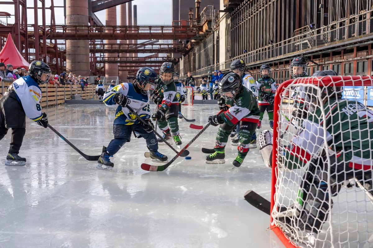Zollverein-Eisbahn bis 6. Januar 2026 geöffnet / 150 Meter langer Schlittschuhspaß zwischen Schornsteinen und Koksöfen