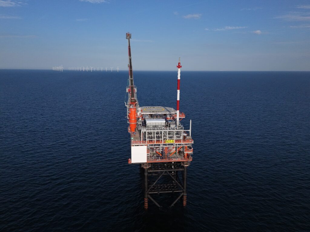 N05-A wird als erste Gasplattform in der Nordsee mit Offshore-Windenergie betrieben