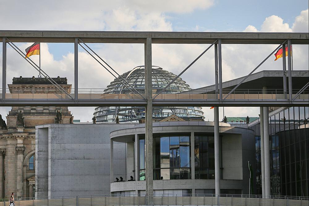 Deutsche misstrauen zunehmend Staat und Medien