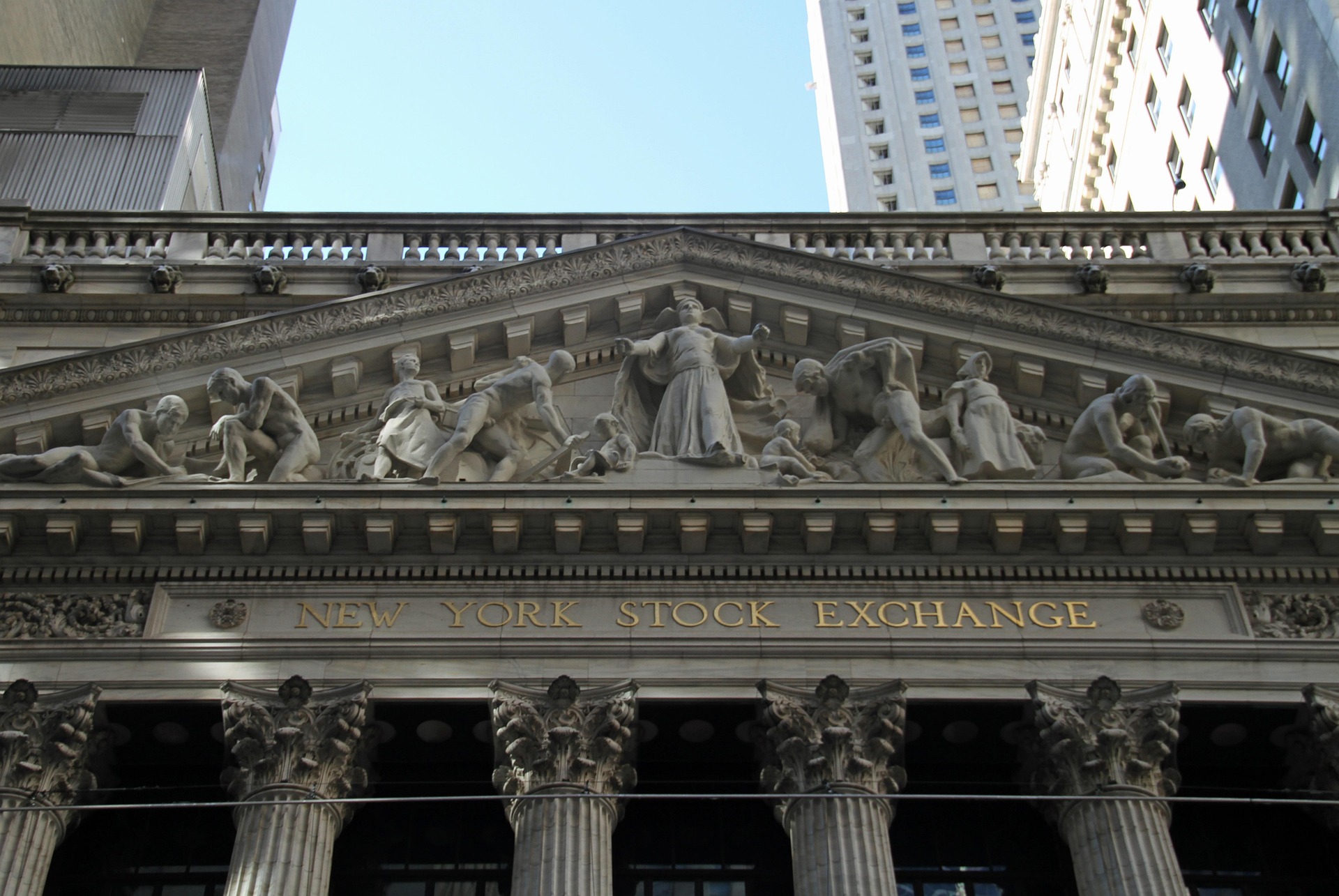 stock-exchange-1376104_1920.jpg