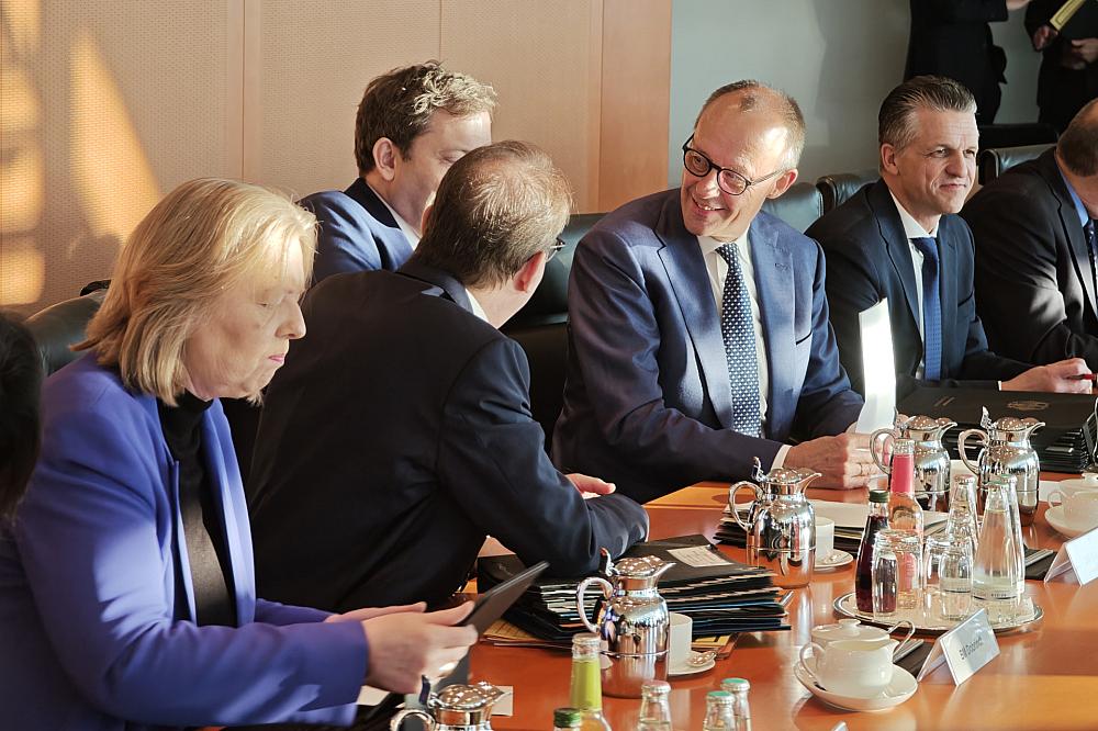 Selbstbewusste Bilanz: Bundesregierung erklärt den 'Herbst der Reformen' für erfolgreich