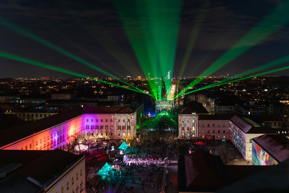 Silvestermeile München: Livemusik, Lichtprojektionen und keine Zwischenfälle. 10 000 feiern die Premiere von Münchens großer Silvesterparty presseportal.de