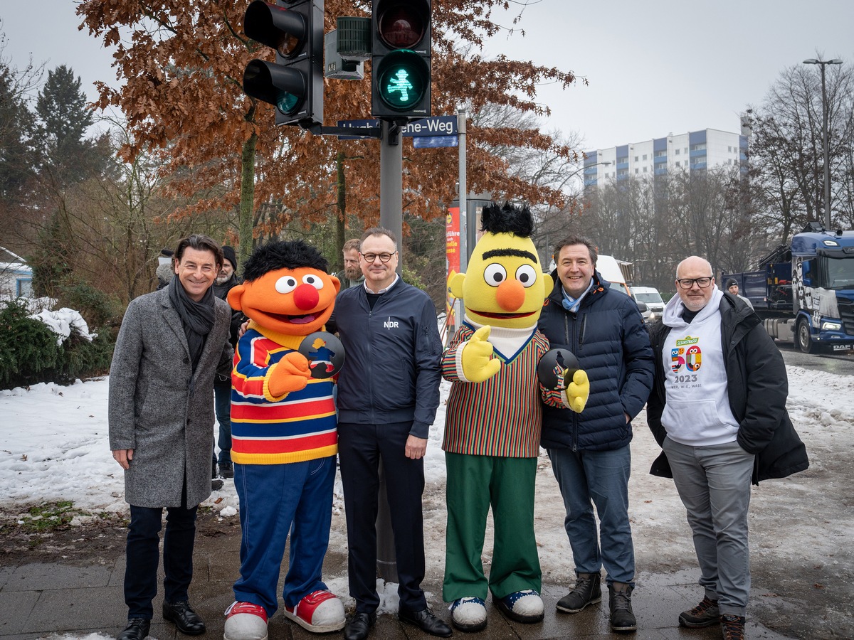 Sesamstraße regelt den Verkehr: Ernie und Bert werden Ampelmännchen in Hamburg presseportal.de