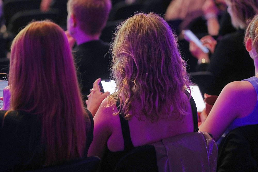 Junge Leute mit Smartphone (Archiv) via dts Nachrichtenagentur