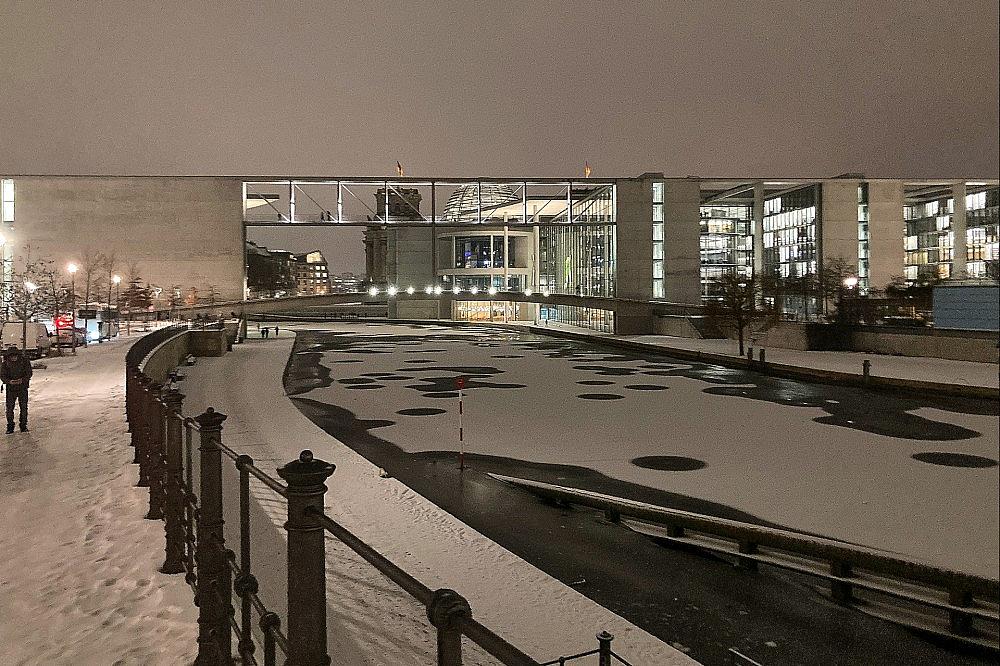 Bundestag im Winter am 12.01.2026