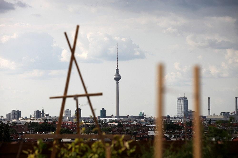 Dachterrasse in Berlin mit Blick auf den Berliner Fernsehturm (Archiv) via dts Nachrichtenagentur