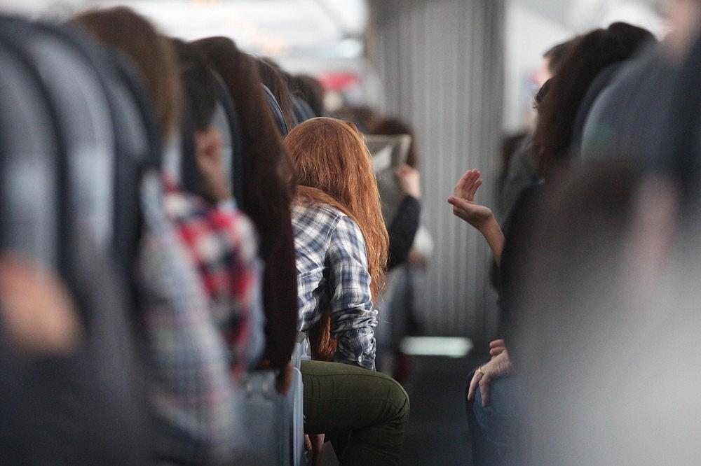 Rothaarige Frau in einem Flugzeug (Archiv)