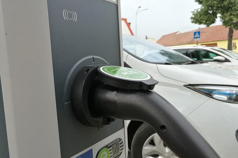 Stromtankstelle für E-Auto (Archiv)