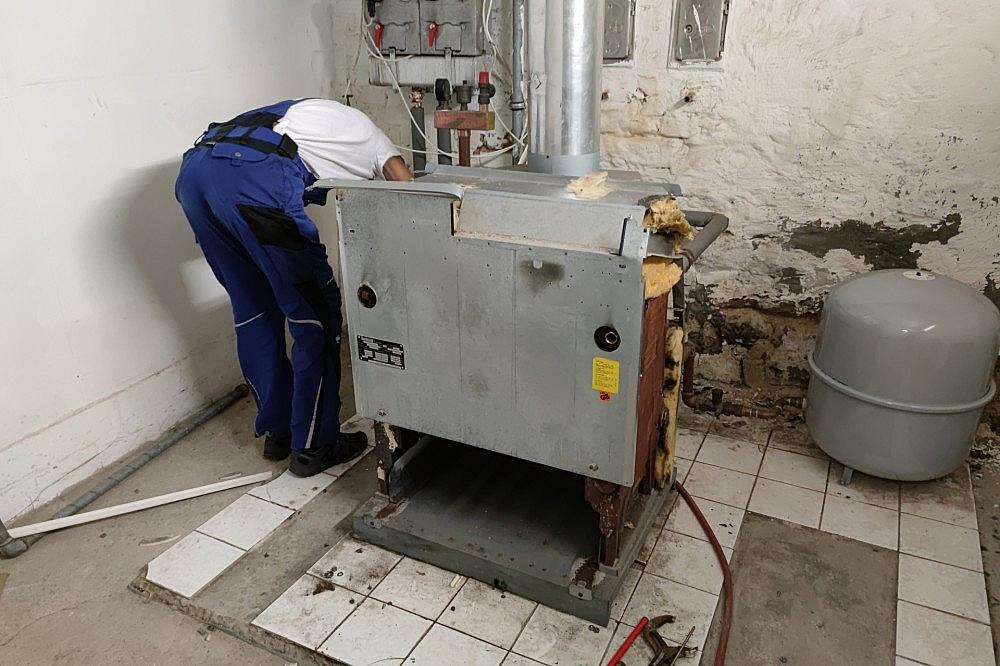 Ausbau einer alten Gasheizung (Archiv) via dts Nachrichtenagentur
