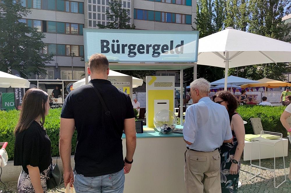 Passanten an einem Bürgergeld-Infostand (Archiv) via dts Nachrichtenagentur