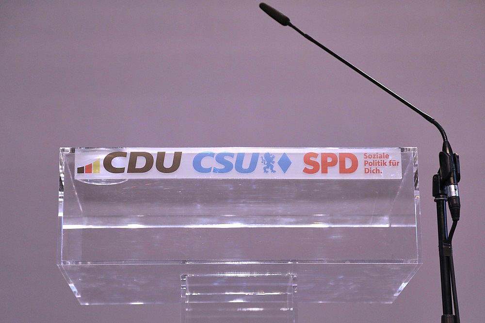 Rednerpult mit den Logos von CDU, CSU und SPD (Archiv) via dts Nachrichtenagentur