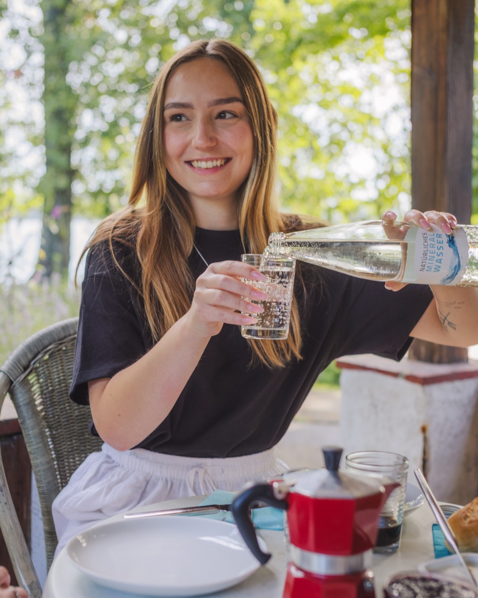Mineralwasser bleibt Durstlöscher Nummer eins / Mineralwasser-Absatz steigt 2025 deutlich presseportal.de