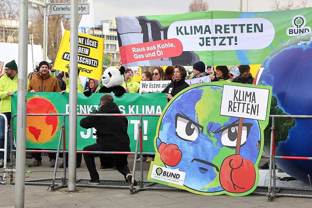 Demonstranten protestieren für Klimaschutz (Archiv)