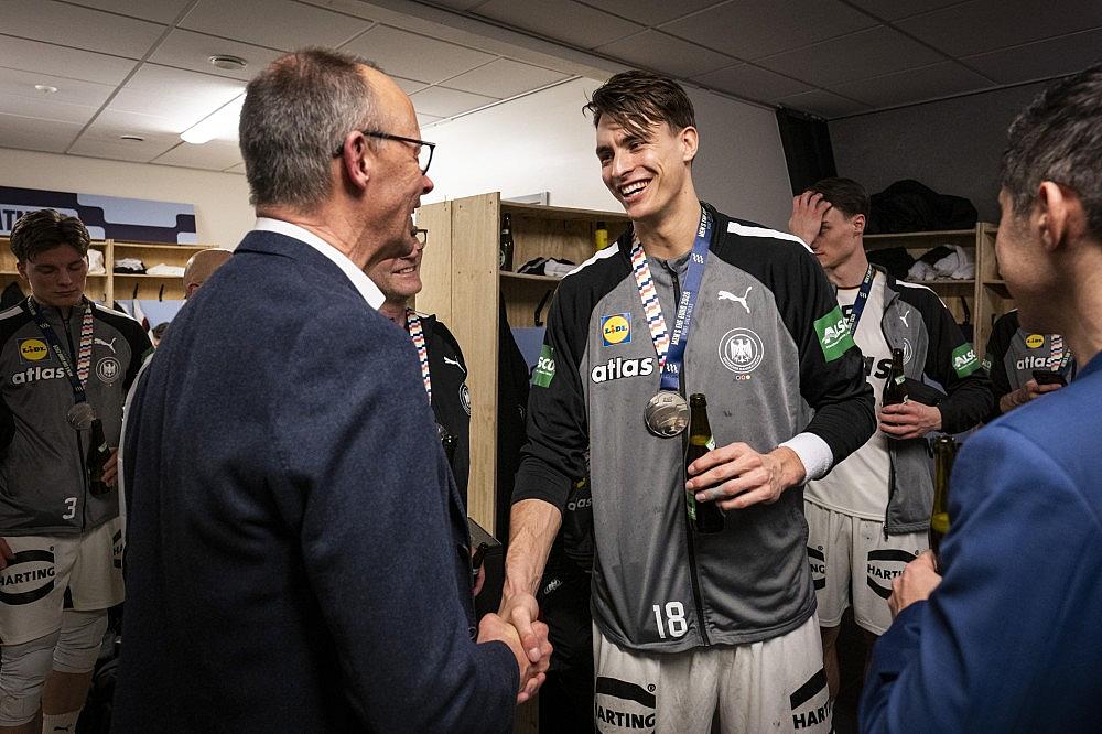 Friedrich Merz und Julian Köster am 01.02.2026 Handout Bundesregierung/Guido Bergmann via dts Nachrichtenagentur