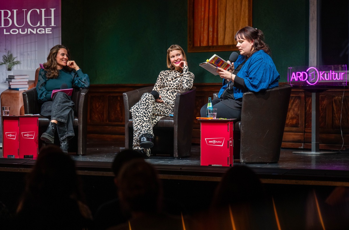 Literatur-Talk mit Mona Ameziane: Ab 4. Februar neue „Buch-Lounge“-Folgen in der ARD Audiothek