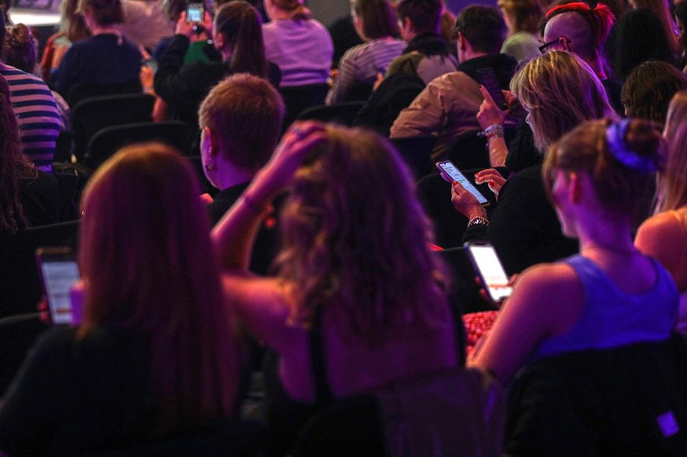 Junge Leute mit Smartphone (Archiv) via dts Nachrichtenagentur