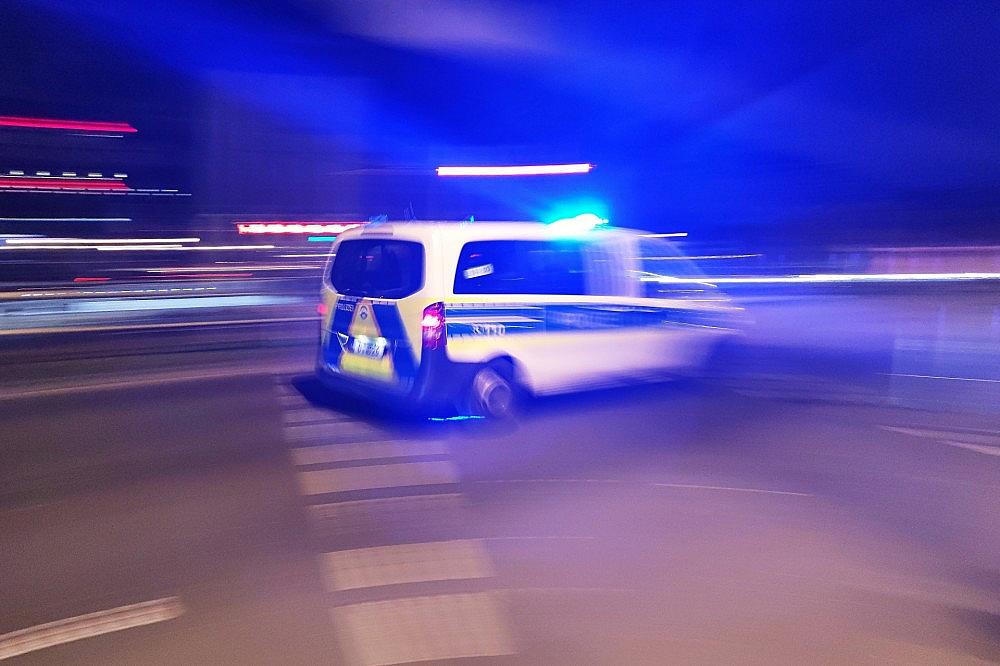 Polizeiauto mit Blaulicht bei Nacht (Archiv) via dts Nachrichtenagentur