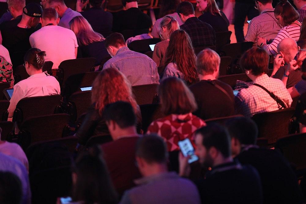 Junge Leute mit ihren Smartphones (Archiv) via dts Nachrichtenagentur