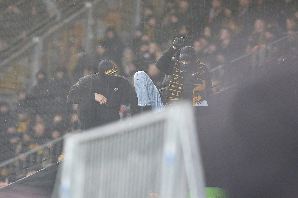 Aggressive und vermummte Fans (Archiv)