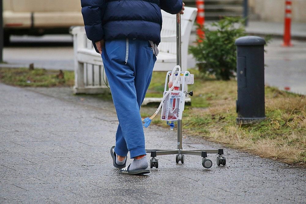 Patient mit Infusionsständer (Archiv)