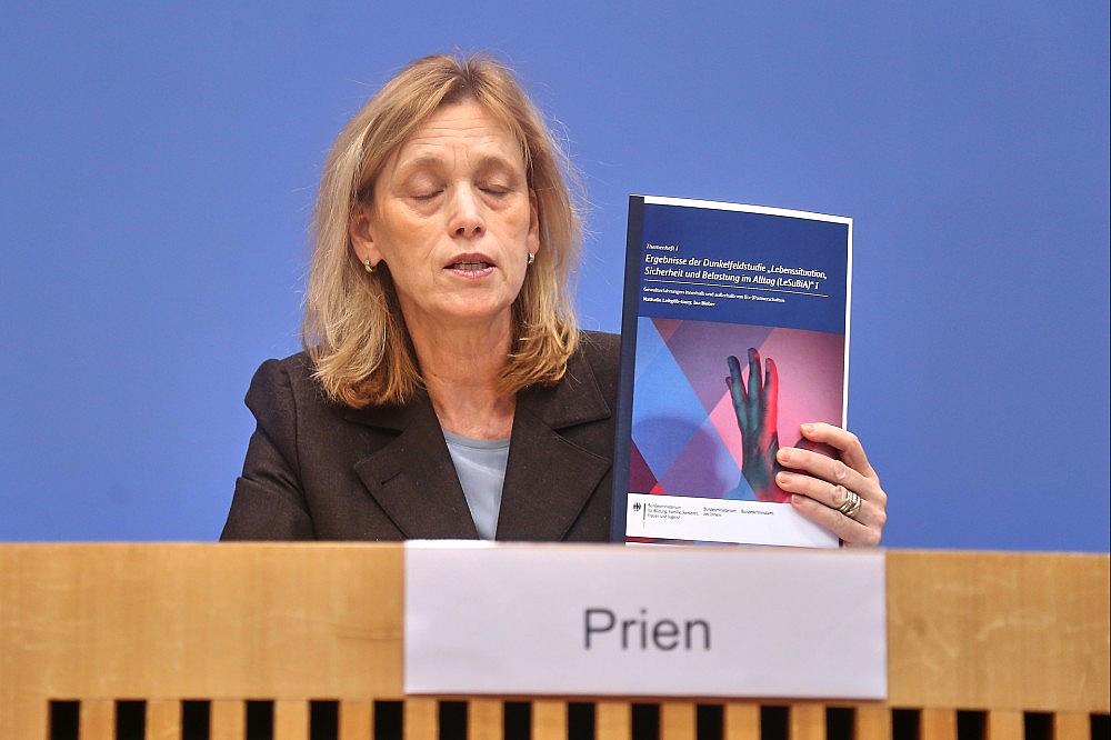 Karin Prien bei der Vorstellung einer Dunkelfeldstudie am 10.02.2026 via dts Nachrichtenagentur