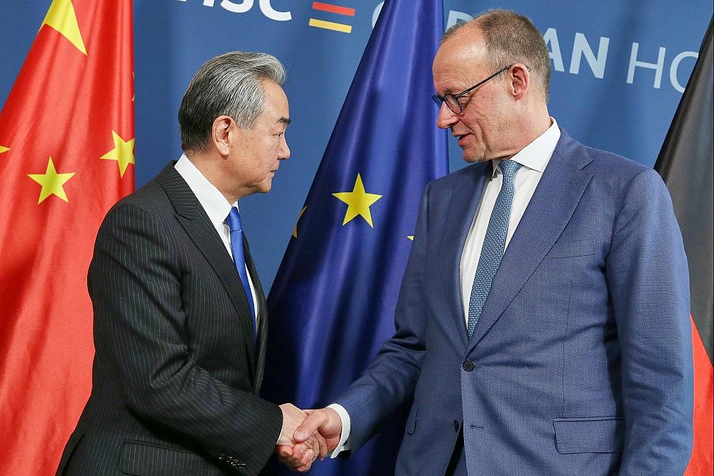Wang Yi und Friedrich Merz (Archiv)