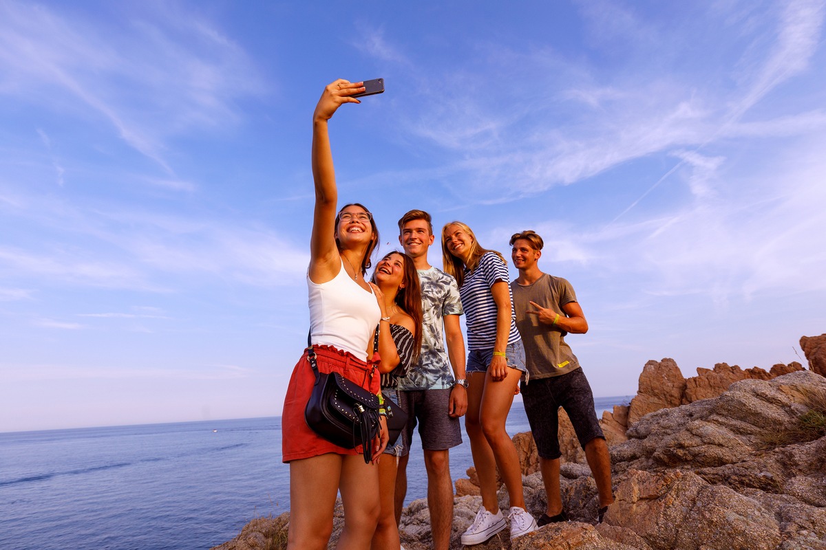 Social-Media-Verbot würde Realitäten verfehlen / Neue Jugendstudie von ruf Jugendreisen zeigt: Schutz ja - Pauschalverbote nein