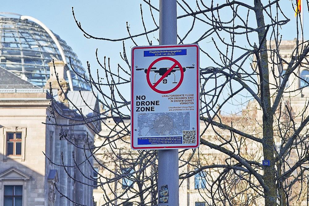 Drohnen-Verbots-Schild am Bundestag