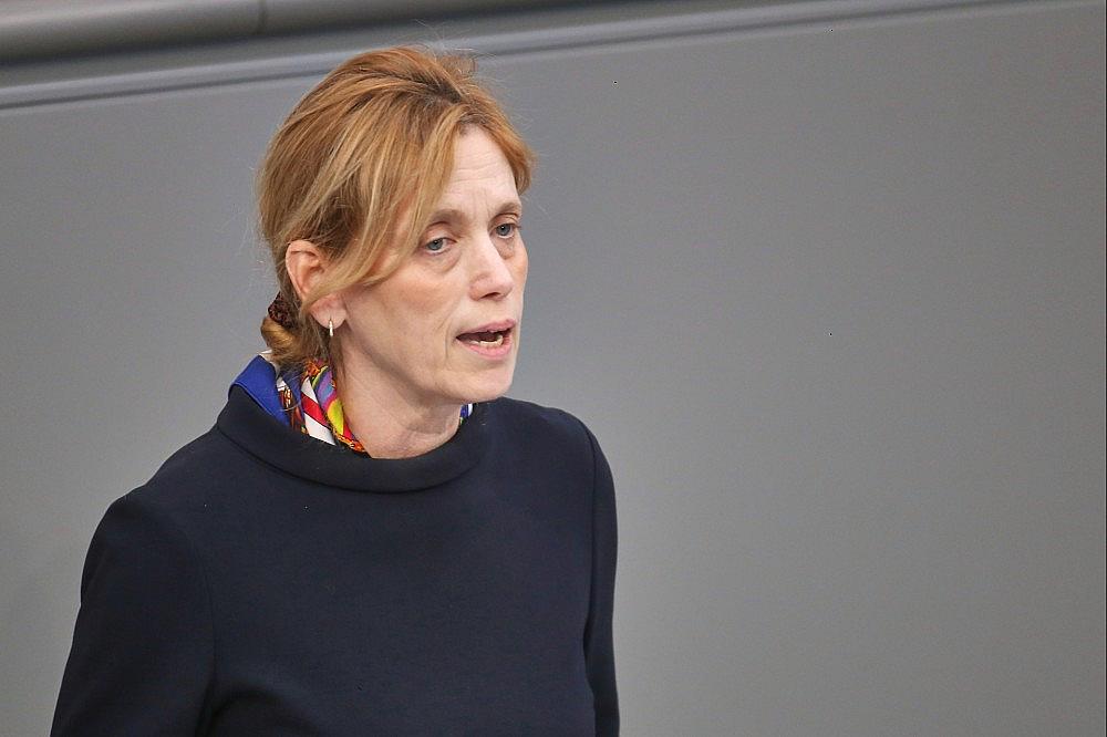 Karin Prien sieht Gefahr von Diskriminierung durch Künstliche Intelligenz