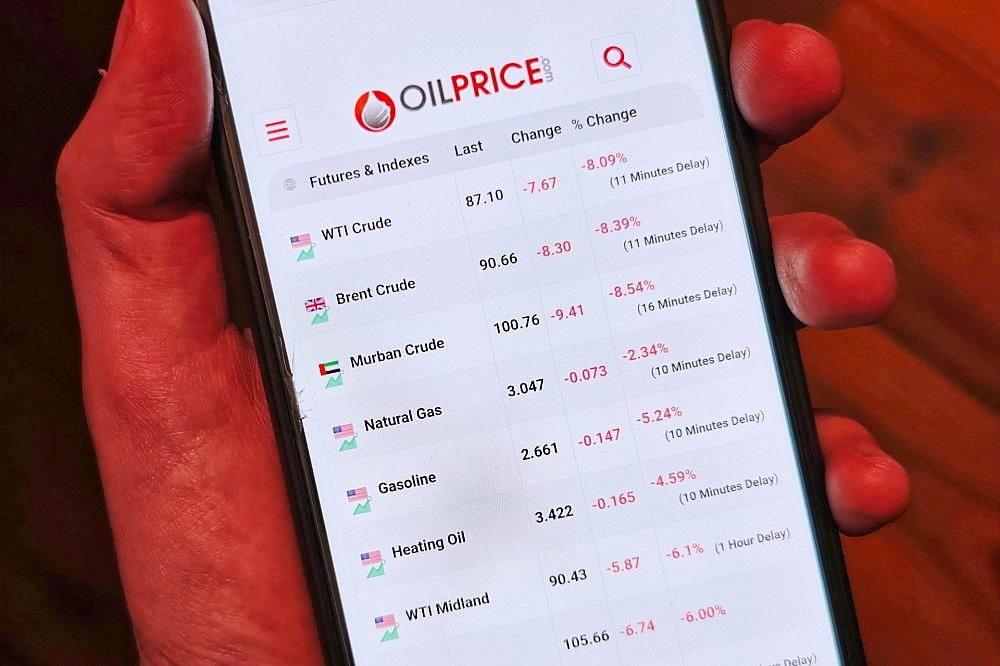 Ölpreise auf einem Smartphone am 10.03.2026