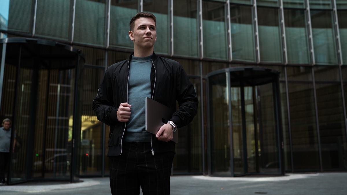 Luca Tschäppeler von der Tschäppeler Solutions GmbH: Wie Schweizer KMU ihre Mitarbeitergewinnung trotz Fachkräftemangel planbar machen