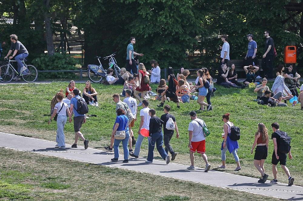 Junge Leute im Sommer (Archiv) via dts Nachrichtenagentur